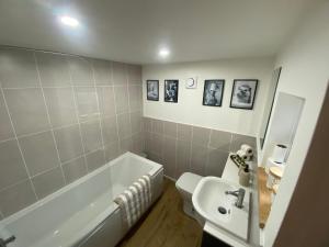 une salle de bain avec une baignoire, des toilettes et un lavabo dans l'établissement Seatons Hidden Gem Charming Holiday Cottage with Garden, à Sigglesthorne 28 autres photos