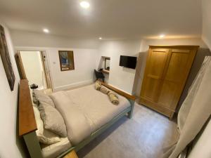 une petite chambre avec un lit et une télévision dans l'établissement Seatons Hidden Gem Charming Holiday Cottage with Garden, à Sigglesthorne