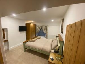 une petite chambre avec un lit et une fenêtre dans l'établissement Seatons Hidden Gem Charming Holiday Cottage with Garden, à Sigglesthorne