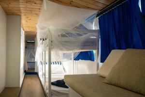 GoitoにあるAgri Campeggio La Passeggiata solo posti campeggio camper roulotte tendeのベッドルーム1室(青いカーテン付きの二段ベッド2組付)