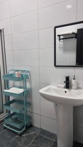 MunyonyoにあるMorganの洗面台と鏡のあるバスルーム +4枚の写真