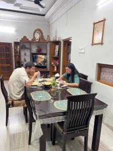 Επισκέπτες που μένουν στο Sudarshan Homestay