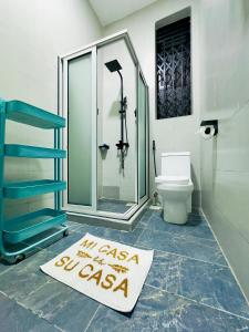 MunyonyoにあるMorganのバスルーム(ガラス張りのシャワー、トイレ付)