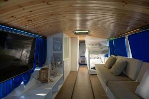 GoitoにあるAgri Campeggio La Passeggiata solo posti campeggio camper roulotte tendeのソファとテレビのあるリビングルーム