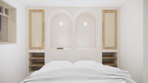 ein weißes Schlafzimmer mit einem weißen Bett und Regalen in der Unterkunft Villa d'architecte avec piscine et plage à pied in La Teste-de-Buch + 12 Fotos