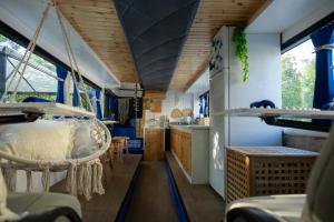 GoitoにあるAgri Campeggio La Passeggiata solo posti campeggio camper roulotte tendeのバス内のキッチンとスイングベッドのある部屋