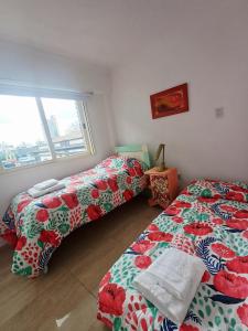 a bedroom with two beds and a window at Catalina - Excelente ubicación en pleno centro - 2B in Santa Fe