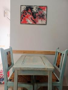 a table with two chairs and a picture on the wall at Catalina - Excelente ubicación en pleno centro - 2B in Santa Fe +10 photos