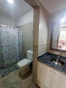 a bathroom with a toilet and a sink and a shower at Catalina - Excelente ubicación en pleno centro - 2B in Santa Fe