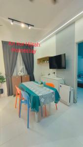 斯里伊斯兰德Homestay Annur Hijrah Seri Iskandar Near UiTM ,UTP的带桌子和电视的客厅