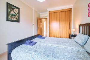 a bedroom with a bed with two towels on it at Apartment Karin mit schönen Meerblick in Porches +13 photos