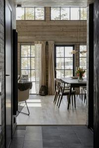 comedor con mesa y algunas ventanas en Modern Cabin With Ski In Ski Out In Idre Himmelfjäll, en Idrefjäll