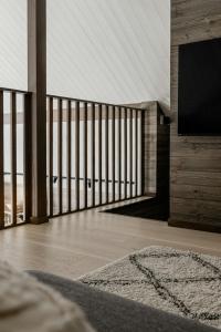 Una sala de estar con un televisor de pantalla plana en una pared. en Modern Cabin With Ski In Ski Out In Idre Himmelfjäll, en Idrefjäll