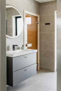 un baño con lavabo y espejo en Modern Cabin With Ski In Ski Out In Idre Himmelfjäll, en Idrefjäll 32 fotos más