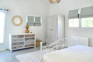 Ένα ή περισσότερα κρεβάτια σε δωμάτιο στο Provencal Villa With Pool Near Figanières +21 φωτογραφίες