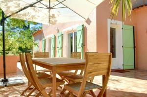 Αίθριο ή υπαίθριος χώρος στο Provencal Villa With Pool Near Figanières