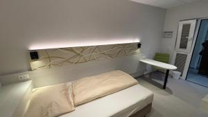 Ένα ή περισσότερα κρεβάτια σε δωμάτιο στο C&M Hotel