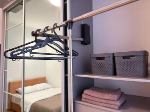 Ένα ή περισσότερα κρεβάτια σε δωμάτιο στο Kyiv 3D Kruglik Apartment