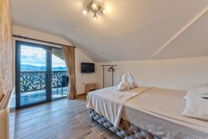 Ένα ή περισσότερα κρεβάτια σε δωμάτιο στο Vila Aleksandrija Zlatibor