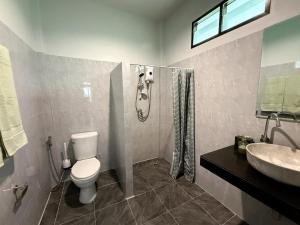 ein Badezimmer mit Toilette, Dusche und Waschbecken in der Unterkunft Cozy Bungalow in Ban Nua + 6 Fotos