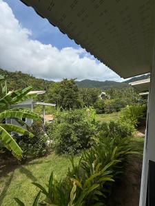 Blick auf den Garten von einem Haus in der Unterkunft Cozy Bungalow in Ban Nua