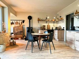 Kuchyň nebo kuchyňský kout v ubytování Burgundian Cottage With Garden In Fley