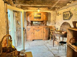 Kuchyň nebo kuchyňský kout v ubytování Burgundian Cottage With Garden In Fley + 13 fotografií