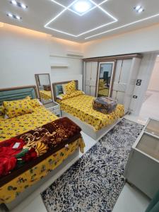 een kamer met 2 bedden en een spiegel bij بحر مباشر in Alexandrië