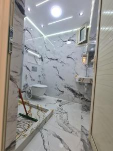 een marmeren badkamer met een wastafel en een toilet bij بحر مباشر in Alexandrië +5 foto's