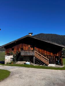 a large wooden barn with a gambrel at Trail & Tiefschnee Lodge in Reith im Alpbachtal