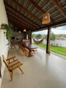 un patio con tavolo e panche in legno e un lampadario di Casa das Palmeiras - Charm and Comfort in the Center a Alto Paraíso de Goiás