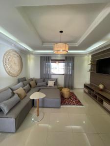 un soggiorno con un divano e un tavolo di Casa das Palmeiras - Charm and Comfort in the Center a Alto Paraíso de Goiás