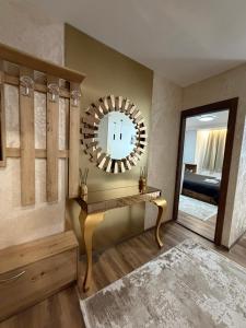 科帕奥尼克Royal Gold & Spa Kop的带镜子和桌子的更衣室 更多49张照片