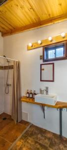 Koupelna v ubytování Ocho Aguilas Eco Lodge + 47 fotografií