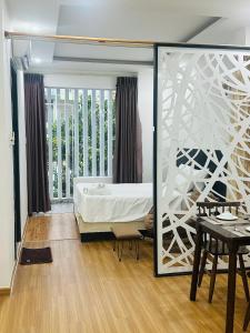 Ένα ή περισσότερα κρεβάτια σε δωμάτιο στο Full House Hotel Apartment +7 φωτογραφίες