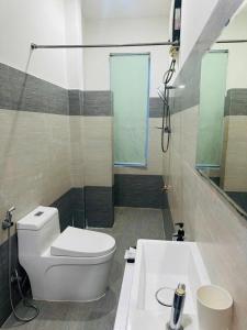 Ένα μπάνιο στο Full House Hotel Apartment