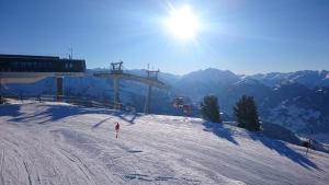 einen Skilift auf einer schneebedeckten Piste in der Unterkunft Apart Spitaler in Gerlosberg
