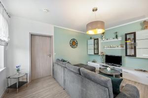 ヴァイセンフェルスにあるRadlerrastのソファとテレビのあるリビングルーム