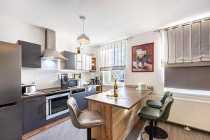 ヴァイセンフェルスにあるRadlerrastのテーブルと椅子が備わるキッチン