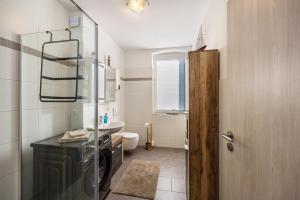 ヴァイセンフェルスにあるRadlerrastの洗面台と洗濯機を備えたバスルーム +12枚の写真