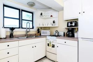 Η κουζίνα ή μικρή κουζίνα στο Cruz Bay Oasis Walk to Beach & Restaurants