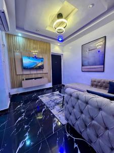 TV a/nebo společenská místnost v ubytování The Apartment at Akoka Yaba, Lagos - House 16 Shobande Street