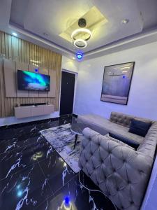 TV a/nebo společenská místnost v ubytování The Apartment at Akoka Yaba, Lagos - House 16 Shobande Street