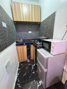 Kuchyň nebo kuchyňský kout v ubytování The Apartment at Akoka Yaba, Lagos - House 16 Shobande Street