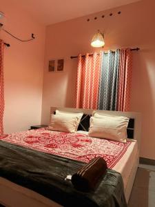 Ένα ή περισσότερα κρεβάτια σε δωμάτιο στο Elora cliff 3 bhk private entire cozy villa with kitchen on varkala cliff +57 φωτογραφίες