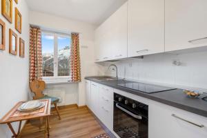 Kuchyň nebo kuchyňský kout v ubytování StMoritz Center Vintage Terrace 180 full lake view