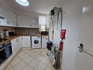 Η κουζίνα ή μικρή κουζίνα στο Charming Retreat - Broadstairs Seafront +15 φωτογραφίες