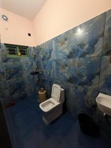 Ένα μπάνιο στο Elora cliff 3 bhk private entire cozy villa with kitchen on varkala cliff