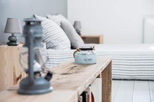 a table with a honey jar on it in a bedroom at Loft avec filet d'habitation suspendu géant proche mer in Bouin