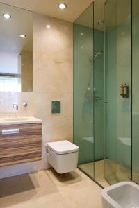 Koupelna v ubytování Serviced Apartments Boavista Palace + 45 fotografií